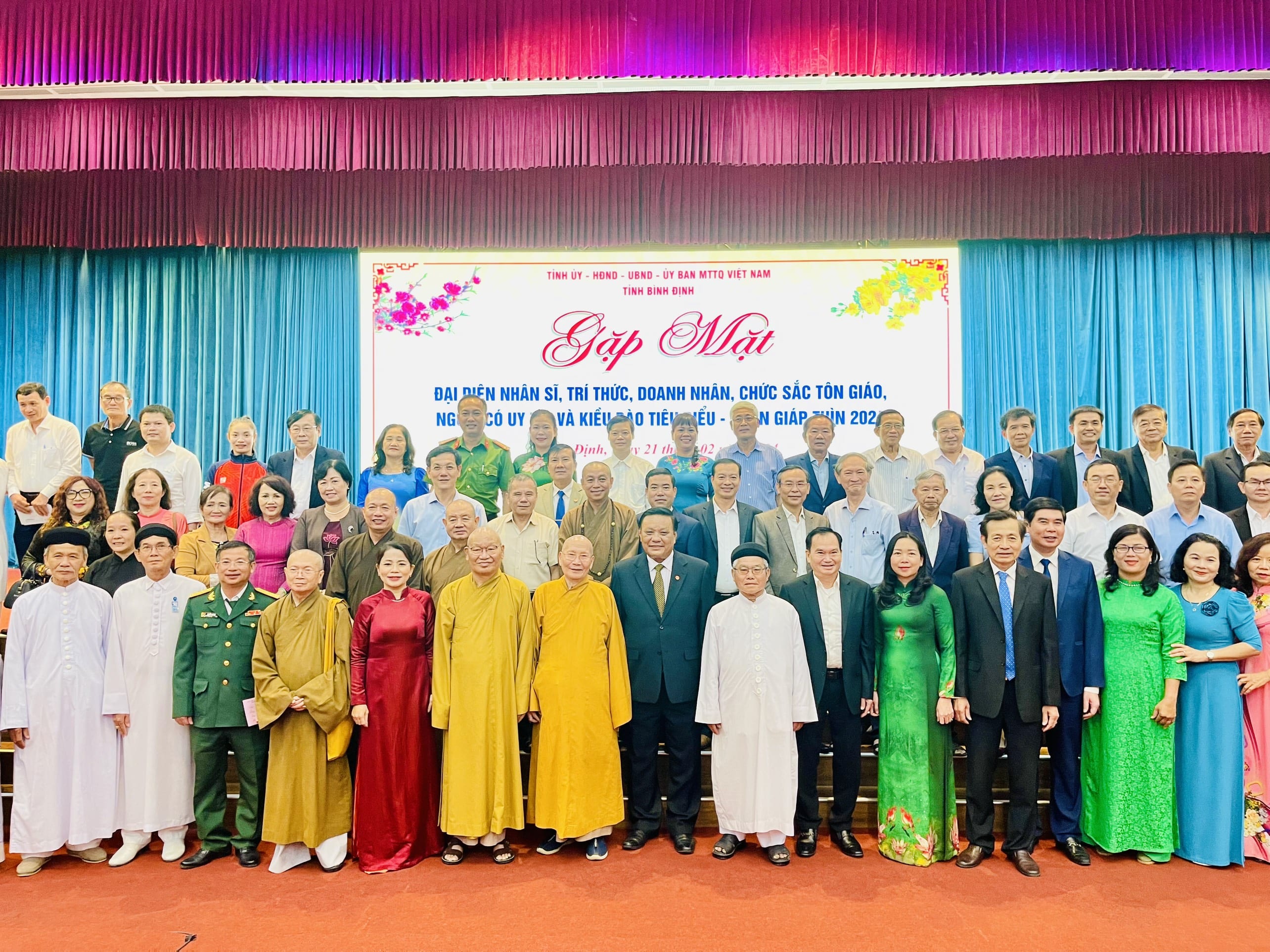 Gặp mặt đại diện nhân sĩ, trí thức, doanh nhân, chức sắc tôn giáo tiêu biểu nhân Xuân Giáp Thìn 2024